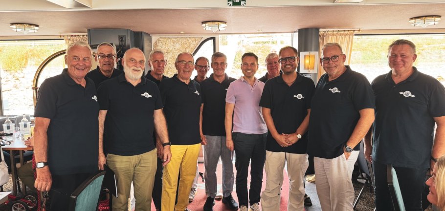 Eine Männergruppe schaut in eine Kamera. Eine Männergruppe schaut in eine Kamera.