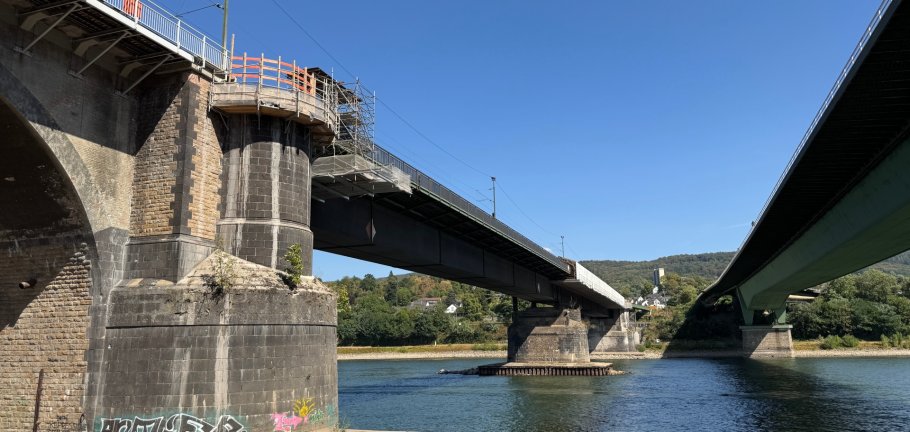 Die Horchheimer Eisenbahnbrücke mit den drei eingehobenen Stahlbauteilen. Foto: Felix Gras/ Stadt Koblenz Die Horchheimer Eisenbahnbrücke mit den drei eingehobenen Stahlbauteilen. Foto: Felix Gras/ Stadt Koblenz