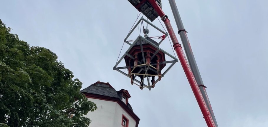 Ein Bauteil hängt in der Luft an einem Autokran. Ein Bauteil hängt in der Luft an einem Autokran.