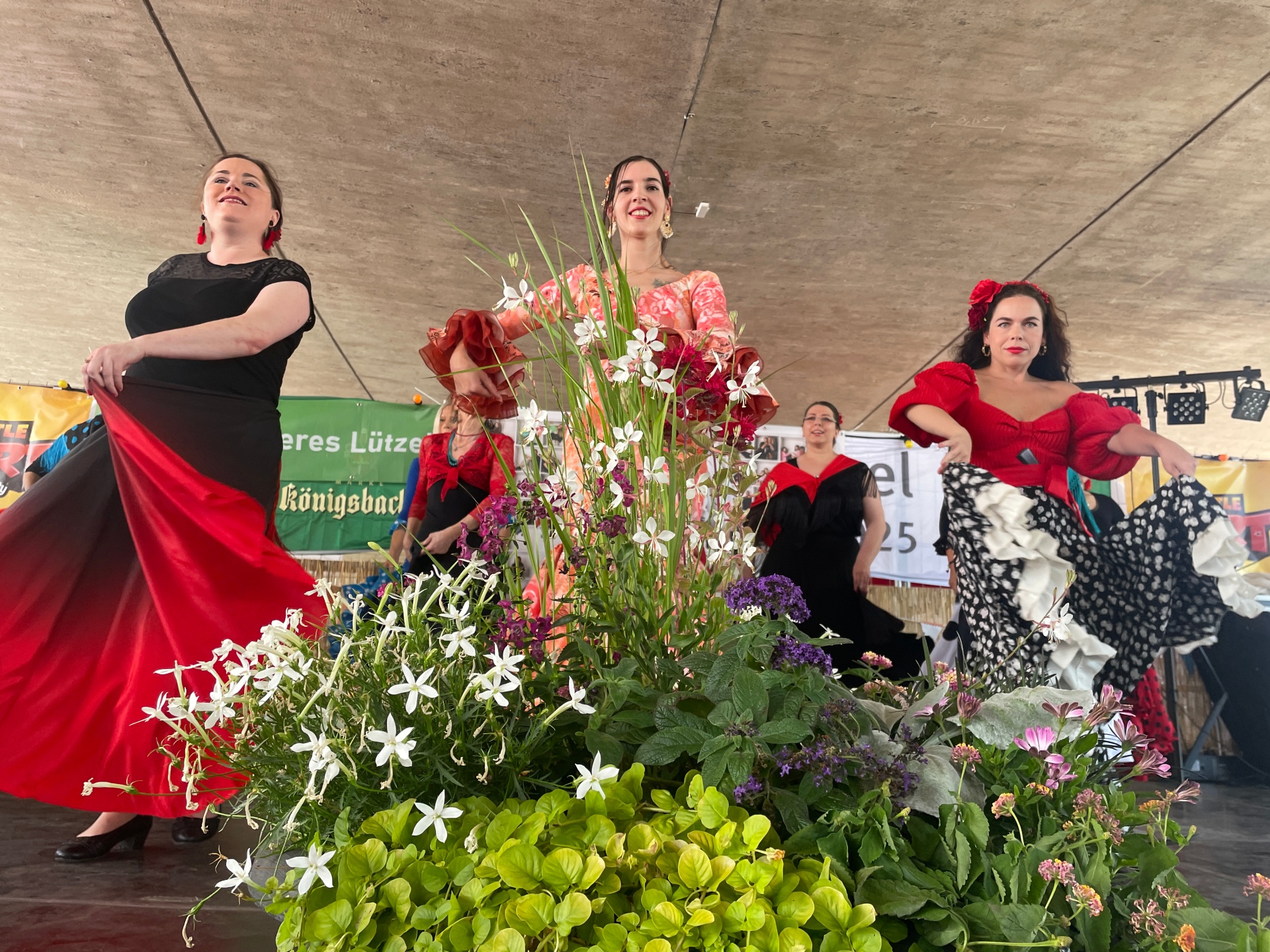 Frauen tanzen Flamenco auf einer Bühne.