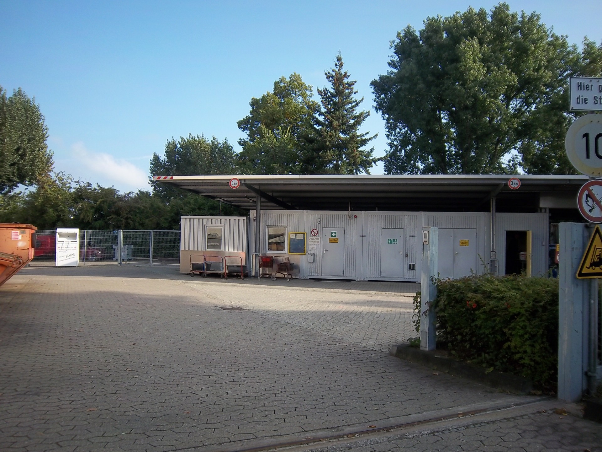 Zufahrt zu einem Betriebsgebäude
