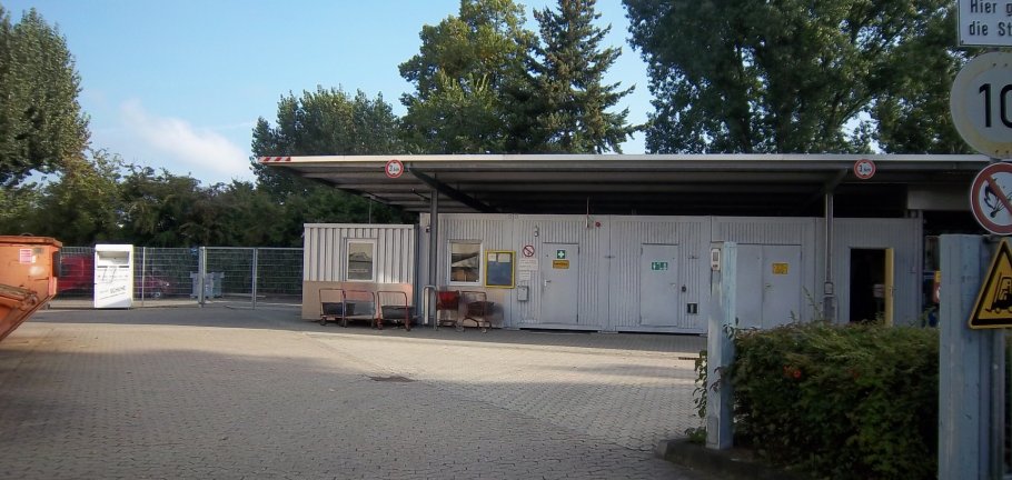 Schadstoffsammelstelle Zufahrt zu einem Betriebsgebäude