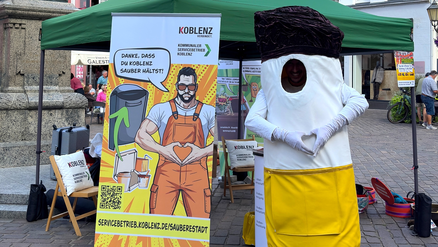 Kunstfigur "Stefan Stummel" steht neben Werbeplakat vom Kommunalen Servicebetrieb