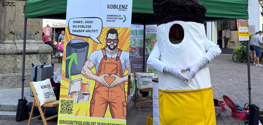 Kunstfigur "Stefan Stummel" steht neben Werbeplakat vom Kommunalen Servicebetrieb Kunstfigur "Stefan Stummel" steht neben Werbeplakat vom Kommunalen Servicebetrieb