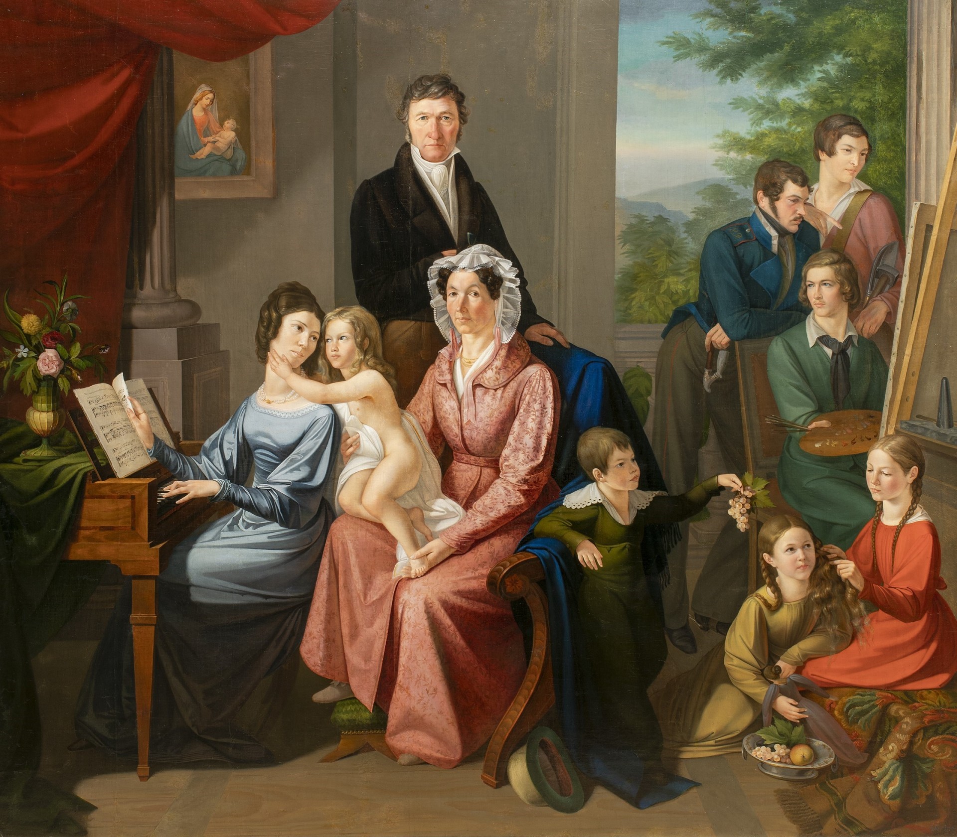 Eine Familie in historischen Gewändern sitzt in einem Raum.