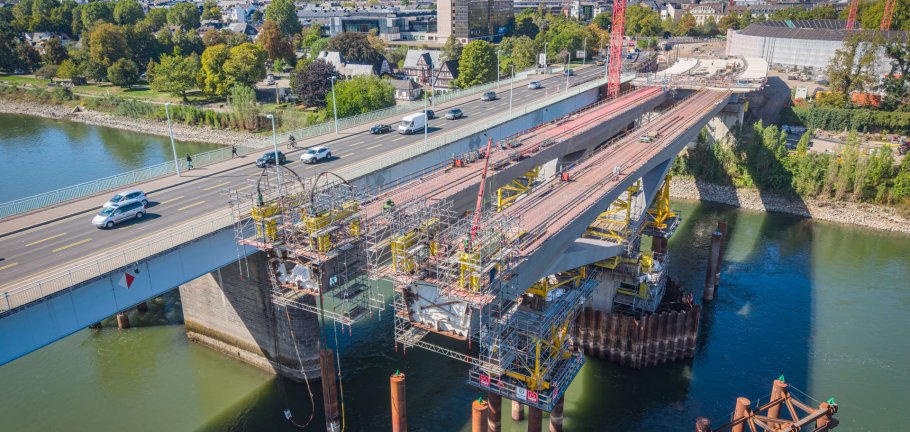 Eine Brückenbaustelle oberhalb eines Flusses.