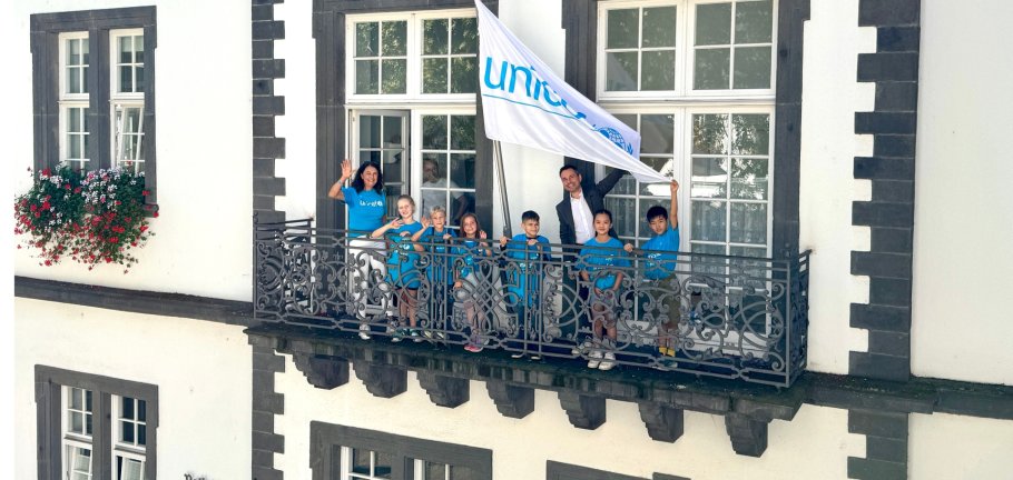 Angelika Markus (links, Vorsitzende der Koblenzer UNICEF-Gruppe) und Oberbürgermeister David Langner (rechts) hissen die UNICEF Flagge mit Schulkindern der Grundschule Rhens und der Pestalozzi-Schule Koblenz am Koblenzer Rathaus. Angelika Markus (links, Vorsitzende der Koblenzer UNICEF-Gruppe) und Oberbürgermeister David Langner (rechts) hissen die UNICEF Flagge mit Schulkindern der Grundschule Rhens und der Pestalozzi-Schule Koblenz am Koblenzer Rathaus.