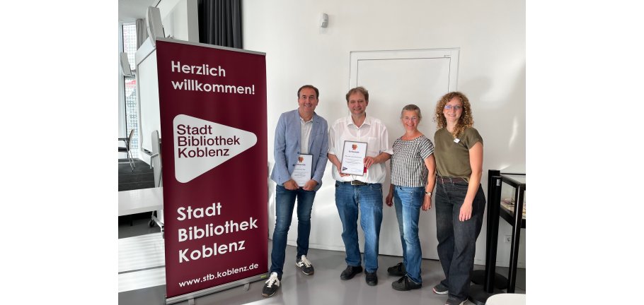 Schulauszeichnung im Rahmen des Lesesommers - v.l.: Peter Degen (Grundschule Güls), Frank Zimmerschied (Max-von-Laue-Gymnasium), Marie-Theres Schwaab (Förderverein), Marion Eickschen (Stadtbibliothek) Schulauszeichnung im Rahmen des Lesesommers - v.l.: Peter Degen (Grundschule Güls), Frank Zimmerschied (Max-von-Laue-Gymnasium), Marie-Theres Schwaab (Förderverein), Marion Eickschen (Stadtbibliothek)
