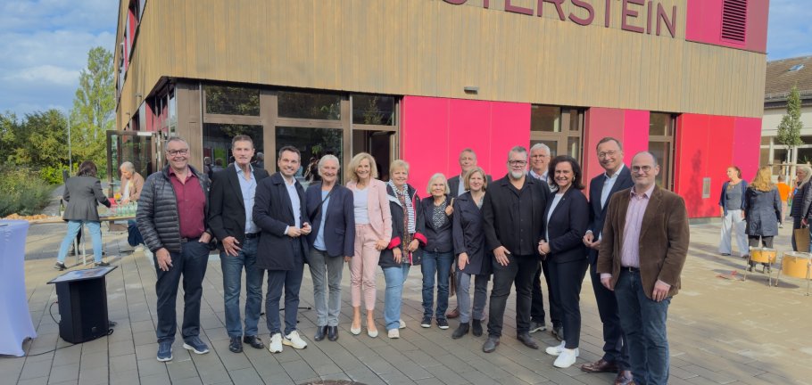 Oberbürgermeister David Langner (3.von links), Schulleiter Martin Lohmer (7. von rechts), Bildungsministerin Dr. Ute Eiling-Hütig und Bildungs- und Kulturdezernent Ingo Schneider (1.von rechts) mit Vertretern aus Politik und Gesellschaft bei der Schlüsselübergabe an der Grundschule Asterstein Oberbürgermeister David Langner (3.von links), Schulleiter Martin Lohmer (7. von rechts), Bildungsministerin Dr. Ute Eiling-Hütig und Bildungs- und Kulturdezernent Ingo Schneider (1.von rechts) mit Vertretern aus Politik und Gesellschaft bei der Schlüsselübergabe an der Grundschule Asterstein