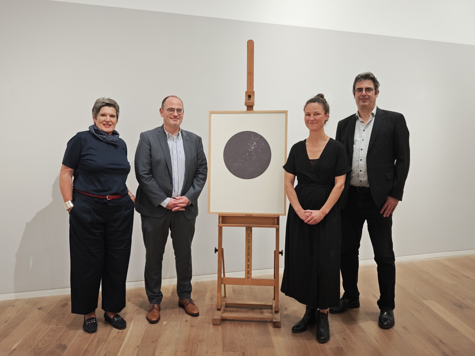 v. l. n. r.: Elisabeth Sauer-Kirchlinne, Vorsitzende des Freundekreises der Koblenzer Museen, Ingo Schneider, Dezernent für Bildung & Kultur der Stadt Koblenz, Lena Feldmann, Künstlerin und Dr. Matthias von der Bank, Direktor Mittelrhein-Museum