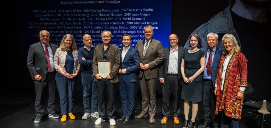 v.l.n.r.: Jörg Perscheid (Vorstandsvorsitzender der Sparkasse Koblenz), Prof. Dr. Andrea Rapp (Präsidentin der Akademie der Wissenschaften und der Literatur Mainz), Per Leo (Laudator), Preisträger Jochen Schmidt, Oberbürgermeister David Langner, Ministerpräsident von Rheinland-Pfalz Gordon Schnieder, Dezernent für Bildung und Kultur Ingo Schneider, Mariell F. Mettmann (Stiftung Joseph Breitbach), Wolfgang Mettmann (Stiftung Breitbach), Dr. Alexandra Gräfin von Plettenberg (Stiftung Joseph Breitbach) v.l.n.r.: Jörg Perscheid (Vorstandsvorsitzender der Sparkasse Koblenz), Prof. Dr. Andrea Rapp (Präsidentin der Akademie der Wissenschaften und der Literatur Mainz), Per Leo (Laudator), Preisträger Jochen Schmidt, Oberbürgermeister David Langner, Ministerpräsident von Rheinland-Pfalz Gordon Schnieder, Dezernent für Bildung und Kultur Ingo Schneider, Mariell F. Mettmann (Stiftung Joseph Breitbach), Wolfgang Mettmann (Stiftung Breitbach), Dr. Alexandra Gräfin von Plettenberg (Stiftung Joseph Breitbach)