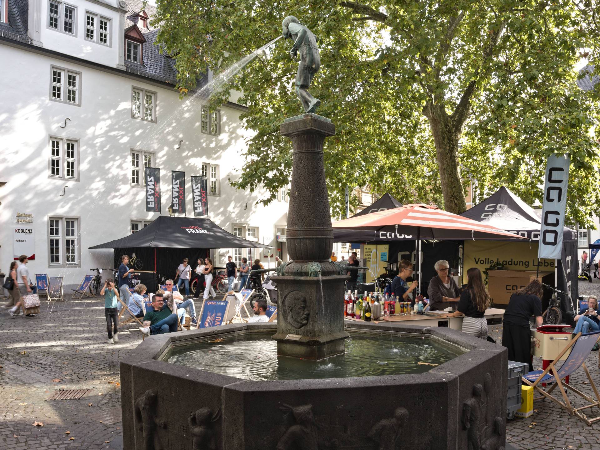 Ein mit Beach-Chairs bestückter Bereich am Schängelbrunnen lud zum Verweilen bei einem erfrischenden Sprizz-Getränk ein.