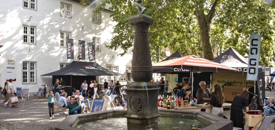 Ein mit Beach-Chairs bestückter Bereich am Schängelbrunnen lud zum Verweilen bei einem erfrischenden Sprizz-Getränk ein. Ein mit Beach-Chairs bestückter Bereich am Schängelbrunnen lud zum Verweilen bei einem erfrischenden Sprizz-Getränk ein.