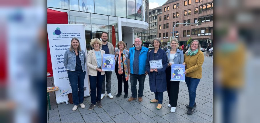 Susanne Ott (Stadtverwaltung Koblenz), Dr. Dagmar Kranz (Bürgermeisterin der Stadt Koblenz), Thomas Putz (Stadtverwaltung Koblenz), Ursula Wolff-Krieger (Netzwerk Demenz), Uwe Baumann (Netzwerk Demenz), Susanne Schwandt (Lokale Allianz für Menschen mit Demenz), Meike Koch (Kreisverwaltung Mayen-Koblenz), Nathalie Kasten (Stadtverwaltung Koblenz) Susanne Ott (Stadtverwaltung Koblenz), Dr. Dagmar Kranz (Bürgermeisterin der Stadt Koblenz), Thomas Putz (Stadtverwaltung Koblenz), Ursula Wolff-Krieger (Netzwerk Demenz), Uwe Baumann (Netzwerk Demenz), Susanne Schwandt (Lokale Allianz für Menschen mit Demenz), Meike Koch (Kreisverwaltung Mayen-Koblenz), Nathalie Kasten (Stadtverwaltung Koblenz)
