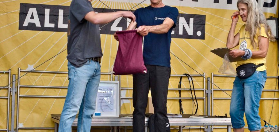 Tom Steffens, Ralph Emmerich und Waltraud Daum bei der Ziehung der glücklichen Gewinnerinnen und Gewinner der STADTRADELN-Preisverlosung.