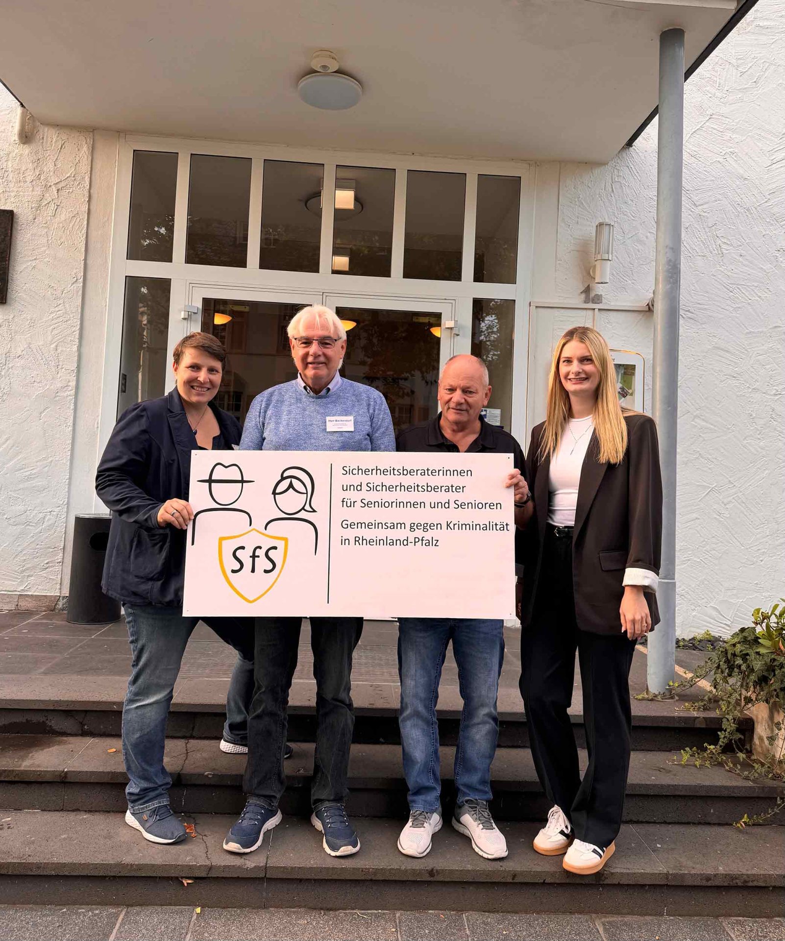 Neue Sicherheitsberater für Senioren ausgebildet: v.l.n.r.: Carolin Blum (Polizeipräsidium Koblenz), Jürgen Backendorf (SfS), Peter Schmitt (SfS), Natalie Bleser (Geschäftsstellenleitung der Initiative „Sicherheit in unserer Stadt“)