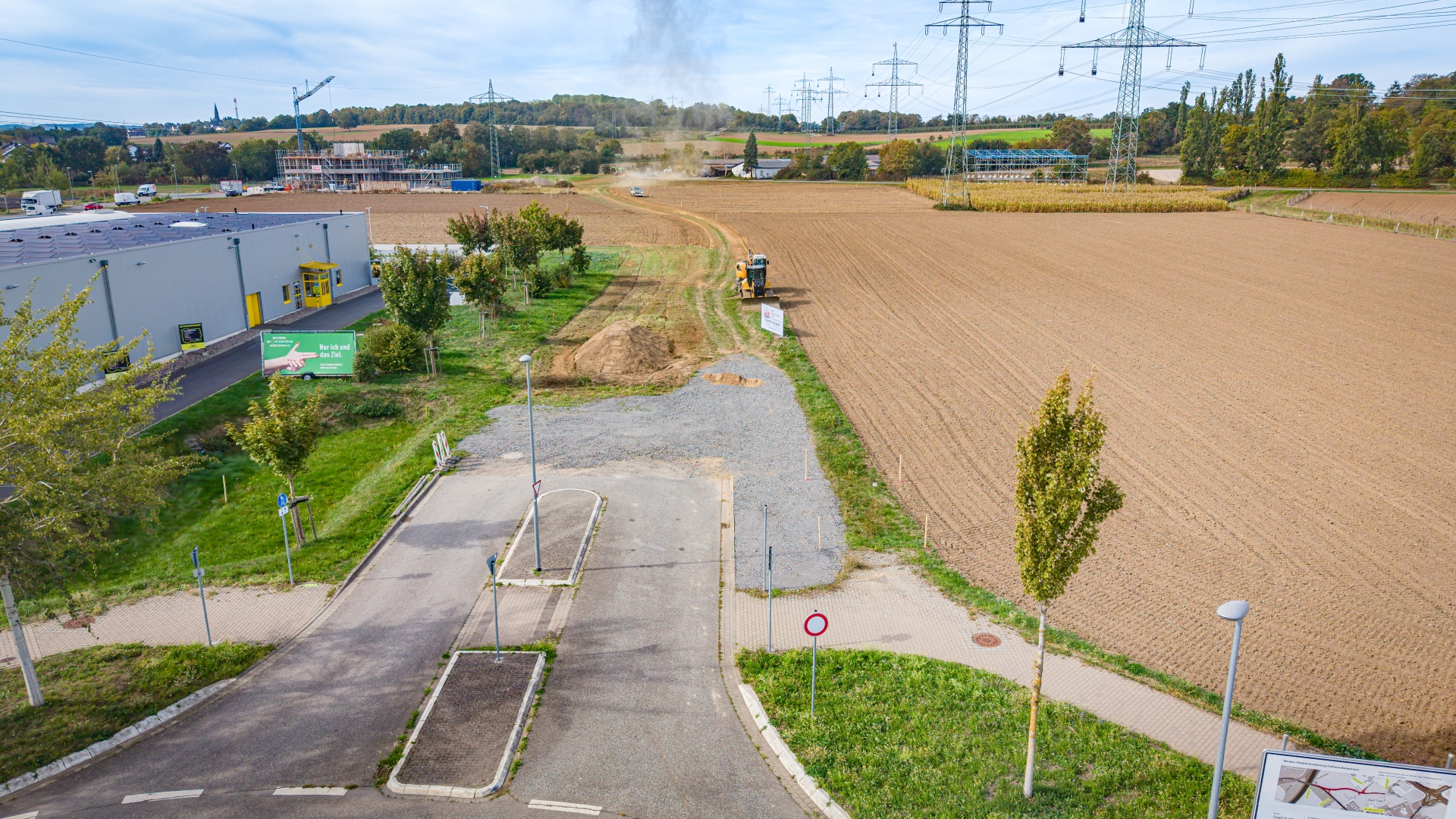 Auf dem Bild ist ein großes Feld zu sehen, auf dem die neue Ortskernentlastung gebaut wird