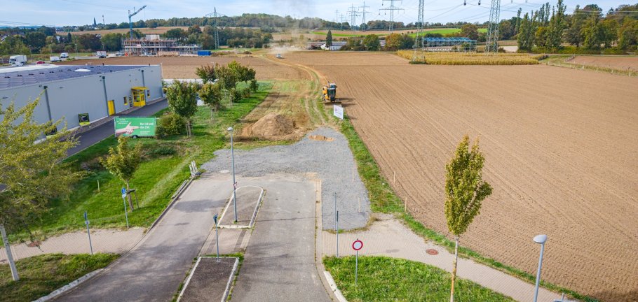 Die Ortskernentlastung soll den Verkehr in Bubenheim halbieren Auf dem Bild ist ein großes Feld zu sehen, auf dem die neue Ortskernentlastung gebaut wird