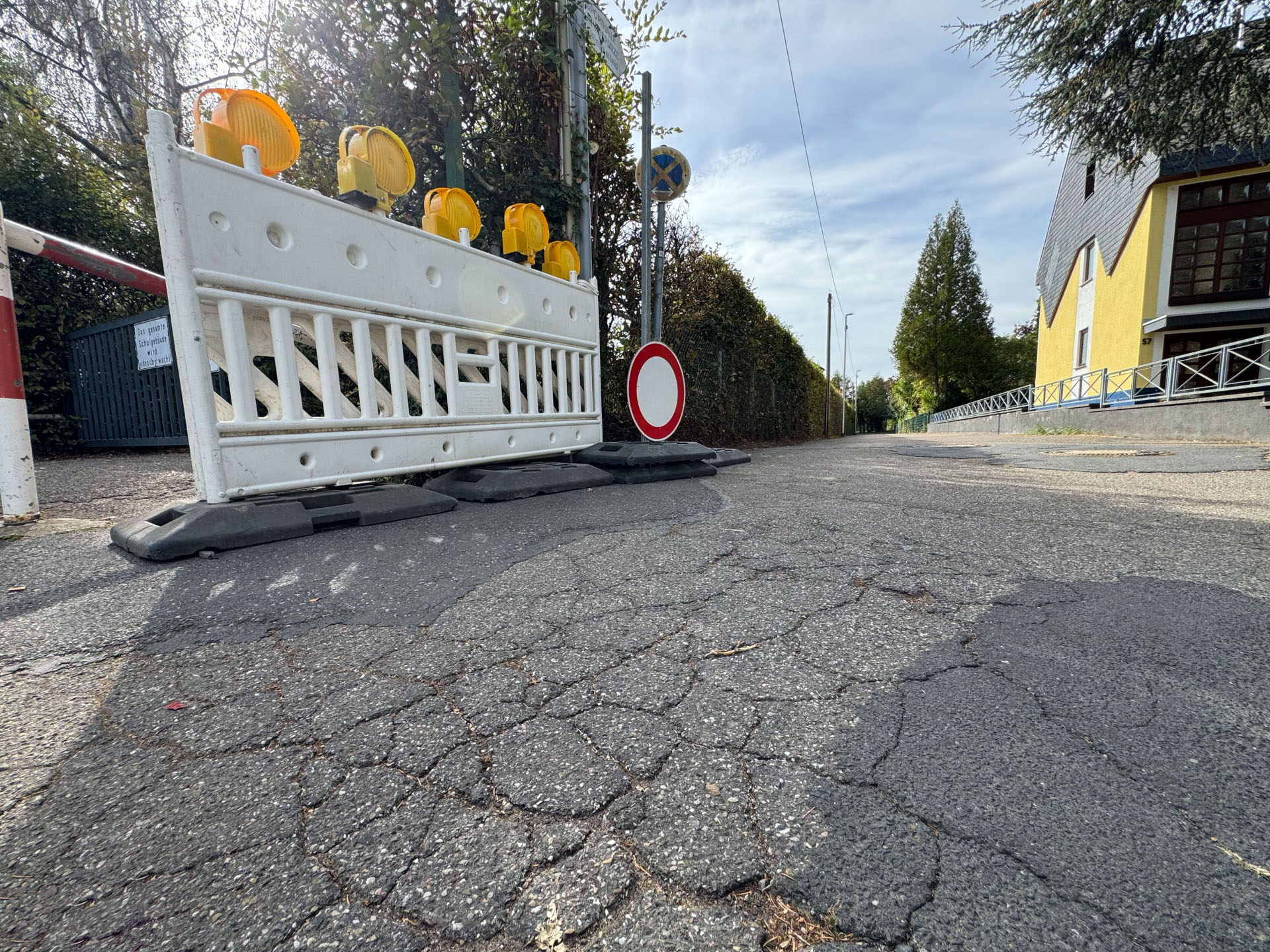 Eine Absperrung steht am Straßenrand.