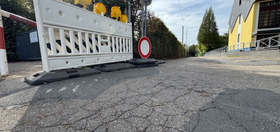 Eine Absperrung steht am Straßenrand. Eine Absperrung steht am Straßenrand.