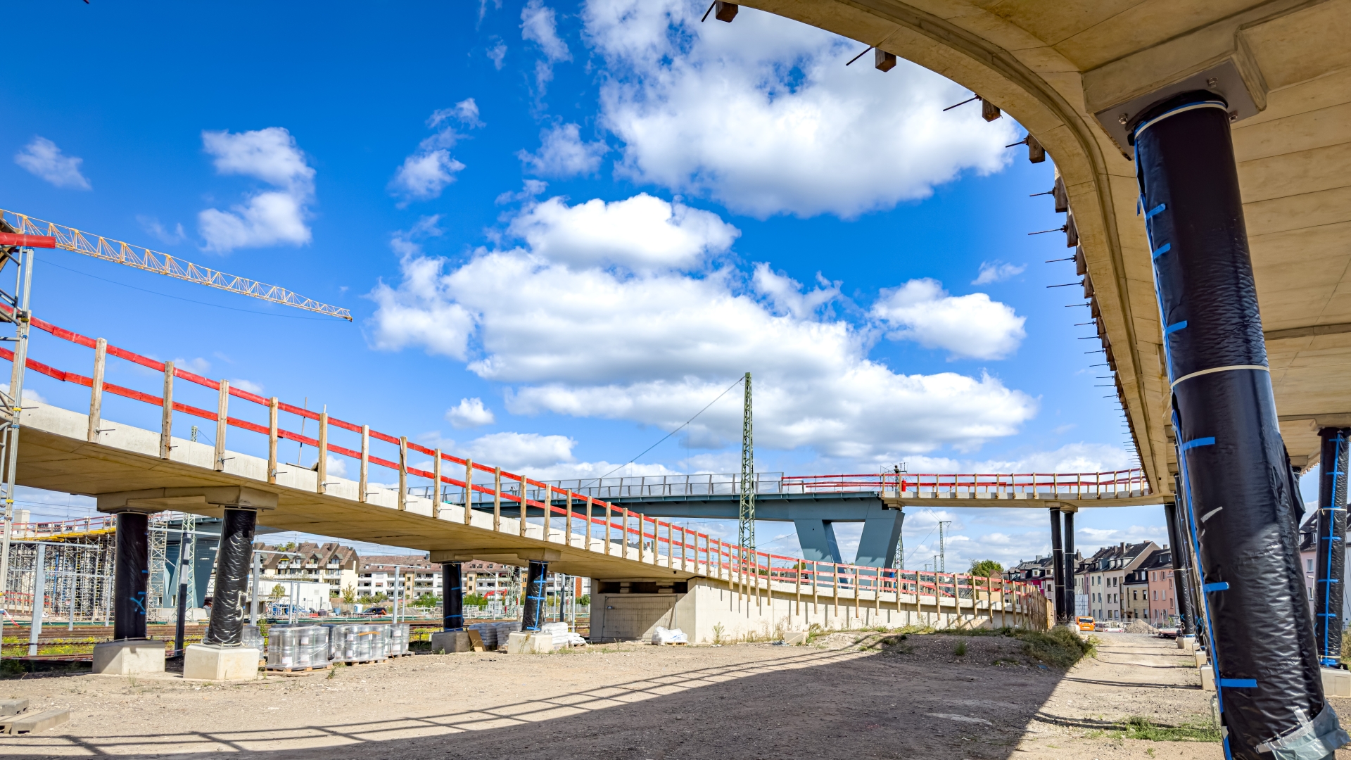Die Geh- und Radwegbrücke zwischen Rauental und Goldgrube hat nun ihre volle Länge von 444 Metern.