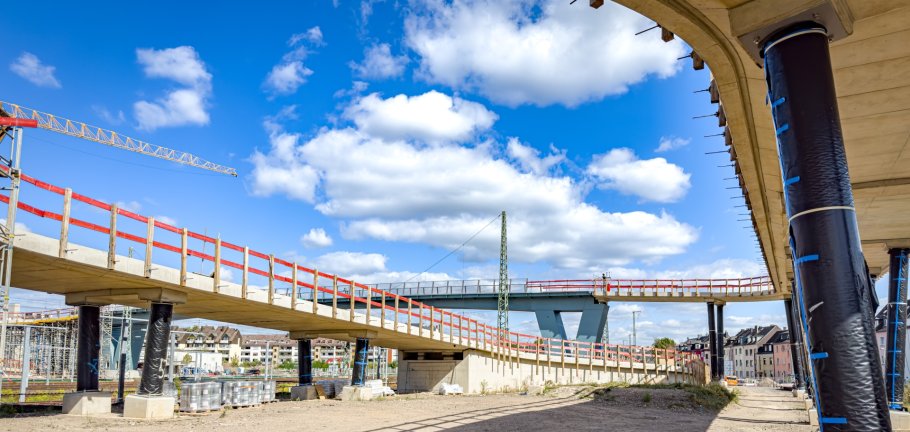 Die Geh- und Radwegbrücke zwischen Rauental und Goldgrube hat nun ihre volle Länge von 444 Metern. Die Geh- und Radwegbrücke zwischen Rauental und Goldgrube hat nun ihre volle Länge von 444 Metern.