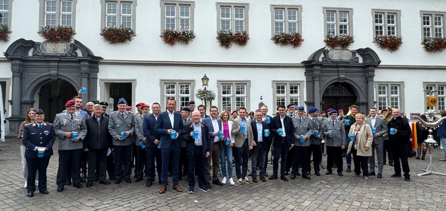 Die Sammlerinnen und Sammler, bestehend aus Vertreterinnen und Vertretern aus Politik, Bundeswehr und Wirtschaft zu Beginn der Sammlung. Die Sammlerinnen und Sammler, bestehend aus Vertreterinnen und Vertretern aus Politik, Bundeswehr und Wirtschaft zu Beginn der Sammlung.