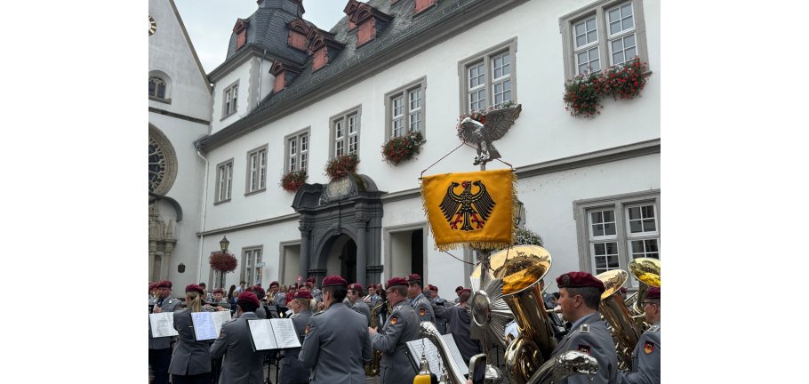 Das Heeresmusikkorps Koblenz verlieh dem Sammelauftakt einen würdevollen und zugleich festlichen Charakter. Das Heeresmusikkorps Koblenz verlieh dem Sammelauftakt einen würdevollen und zugleich festlichen Charakter.