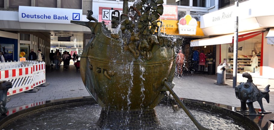 Ein Brunnen steht inmitten einer Passage. Ein Brunnen steht inmitten einer Passage.