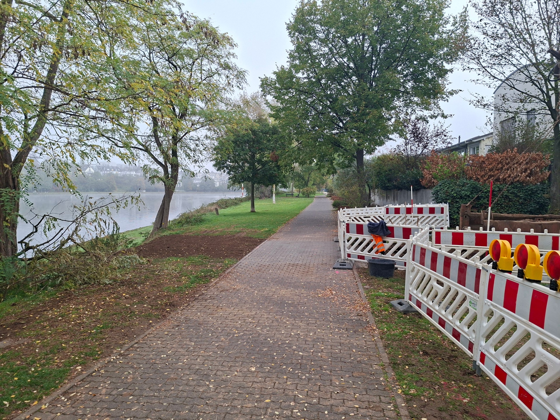 Ein Fußweg führt entlang von einem Fluss.