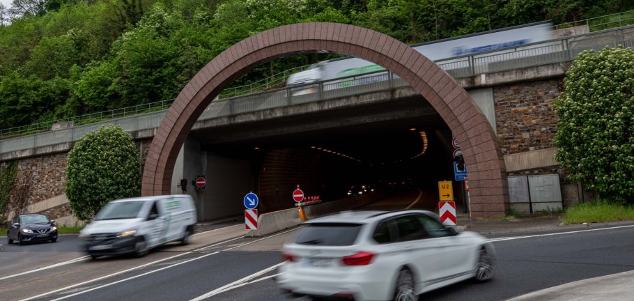 Im Glockenbergtunnel werden wieder die jährlichen Reinigungsarbeiten durchgeführt. Im Glockenbergtunnel werden wieder die jährlichen Reinigungsarbeiten durchgeführt.
