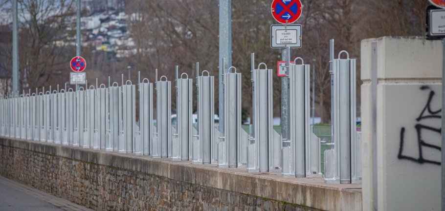 Metallstützen stehen auf einer Mauer. Metallstützen stehen auf einer Mauer.