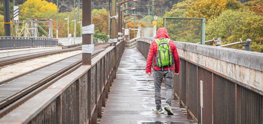 Ein Fußgänger läuft über eine Brücke. Ein Fußgänger läuft über eine Brücke.