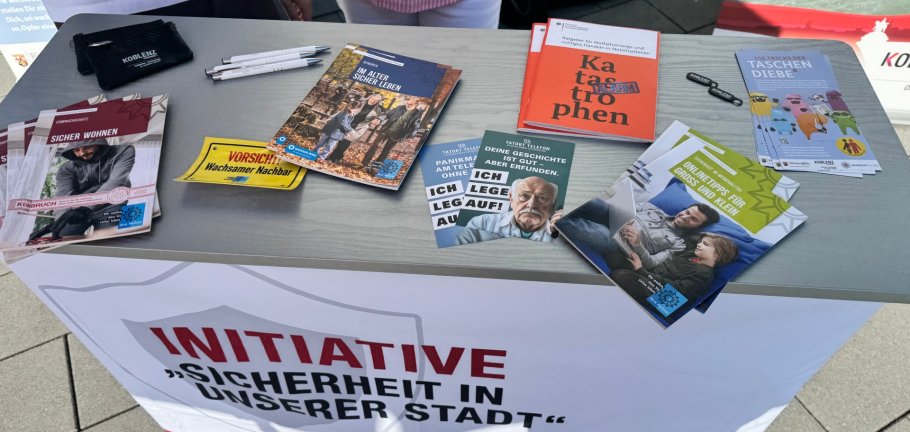 Verschiedene Flyer liegen auf einem Informationsstand. Verschiedene Flyer liegen auf einem Informationsstand.