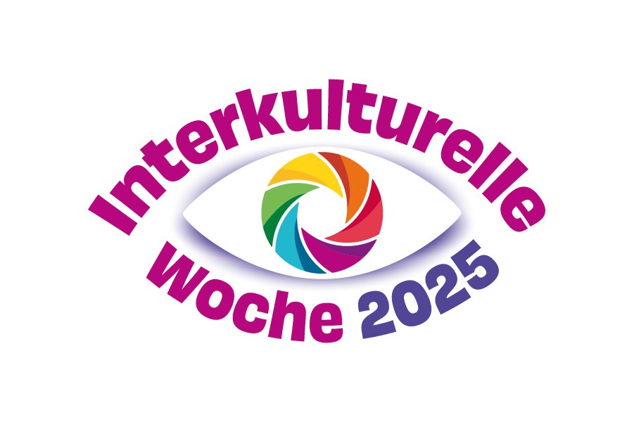 Interkulturelle Wochen 2025 Auf dem Bild ist ein Auge zu sehen. Über und unter dem Auge ist Schrift, in dem Auge ist ein Farbspektrum abgebildet.