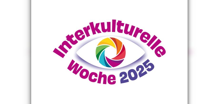 Interkulturelle Wochen 2025 Auf dem Bild ist ein Auge zu sehen. Über und unter dem Auge ist Schrift, in dem Auge ist ein Farbspektrum abgebildet.