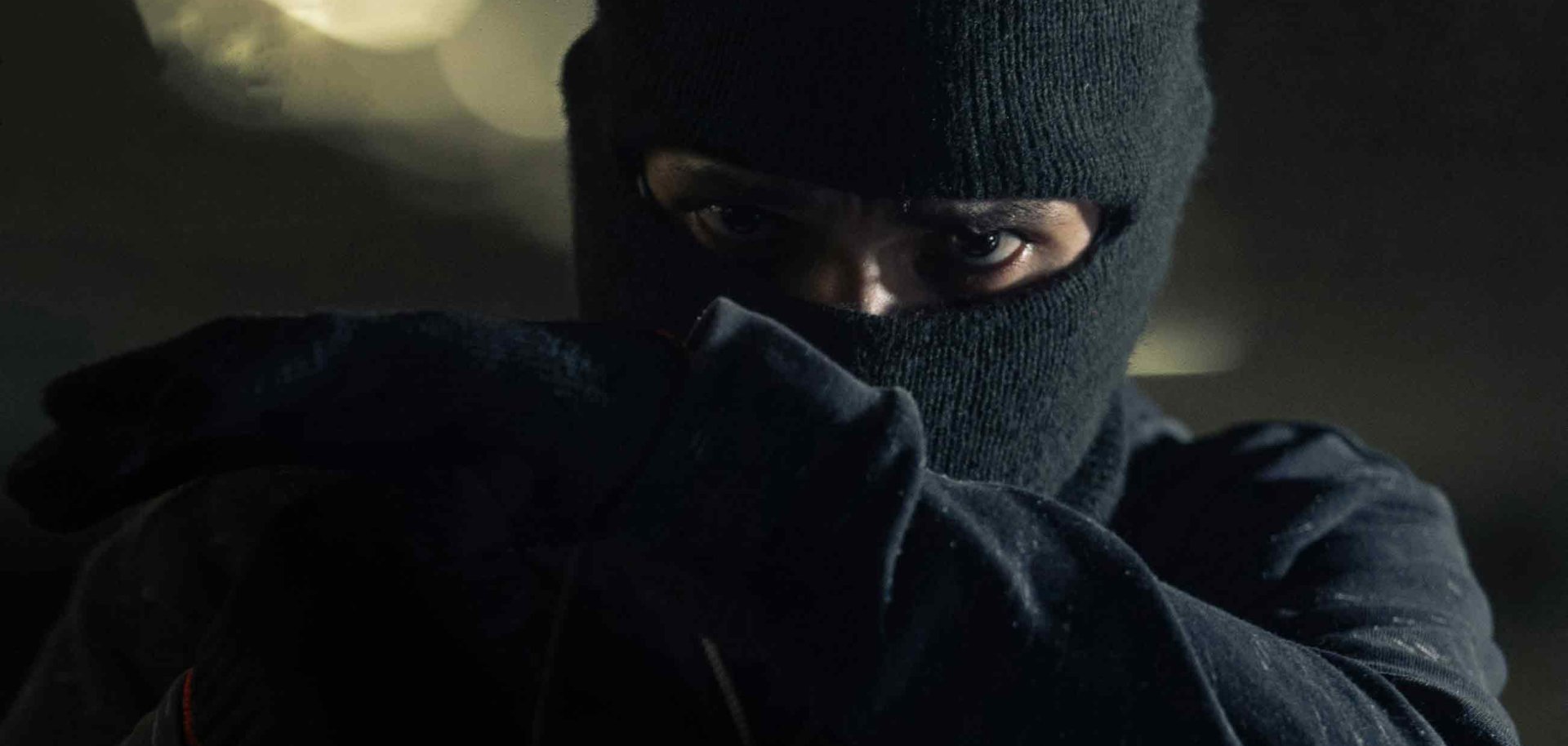 Maskierter Einbrecher