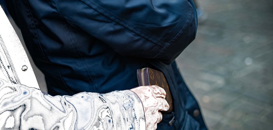 Symbolbild Taschendiebstahl Symbolbild Taschendiebstahl - Portemonnaie wird aus Jackentasche gezogen