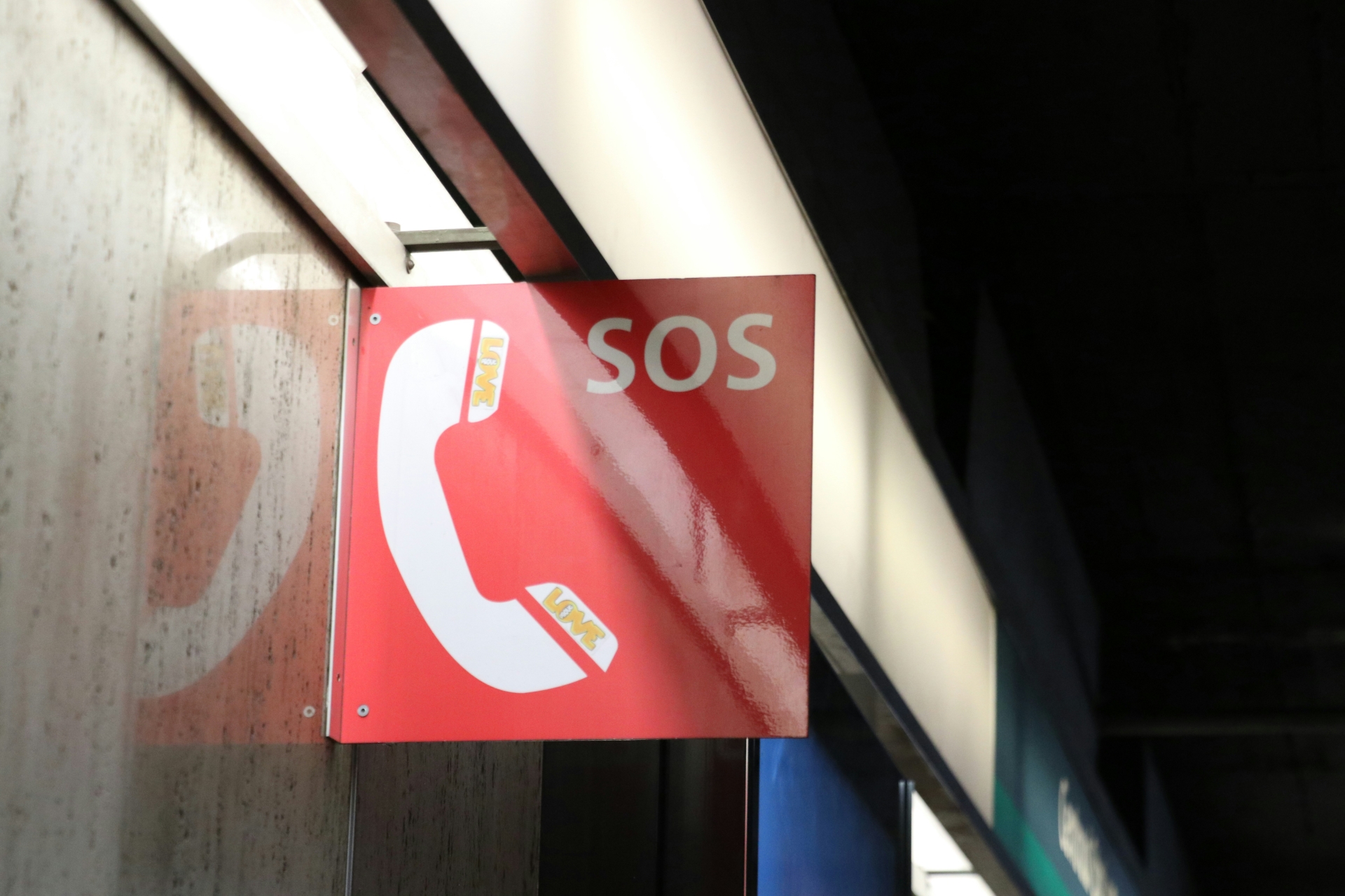 Hinweisschild: SOS - Telefon