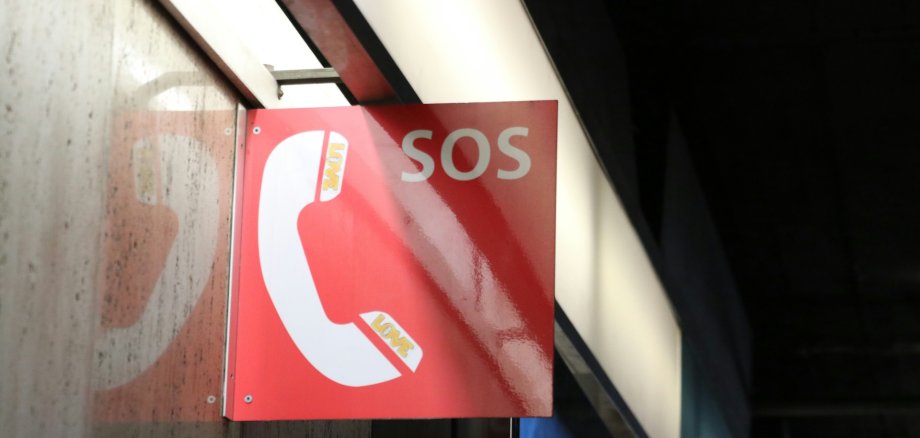 Hinweisschild: SOS - Telefon Hinweisschild: SOS - Telefon