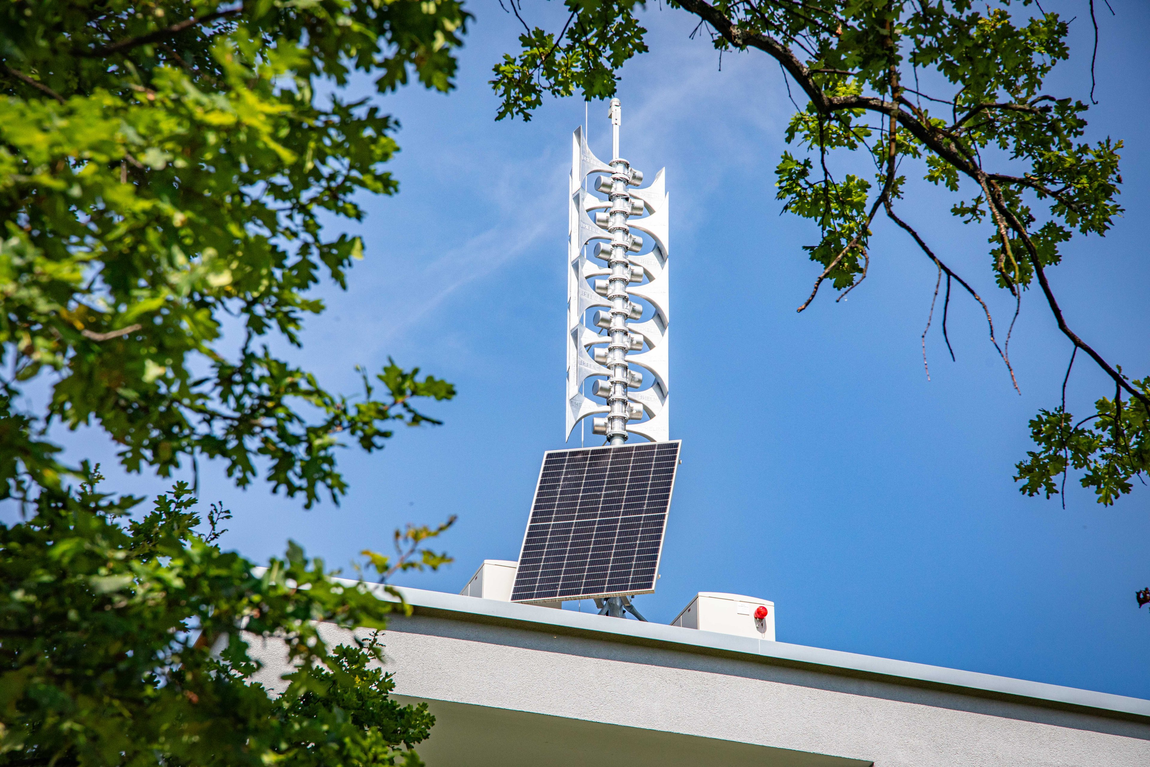 Sirene auf dem Dach eines Hauses in der Koblenzer Straße.