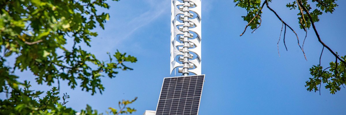 Sirene auf dem Dach eines Hauses in der Koblenzer Straße. Logo Koblenz verbindet.