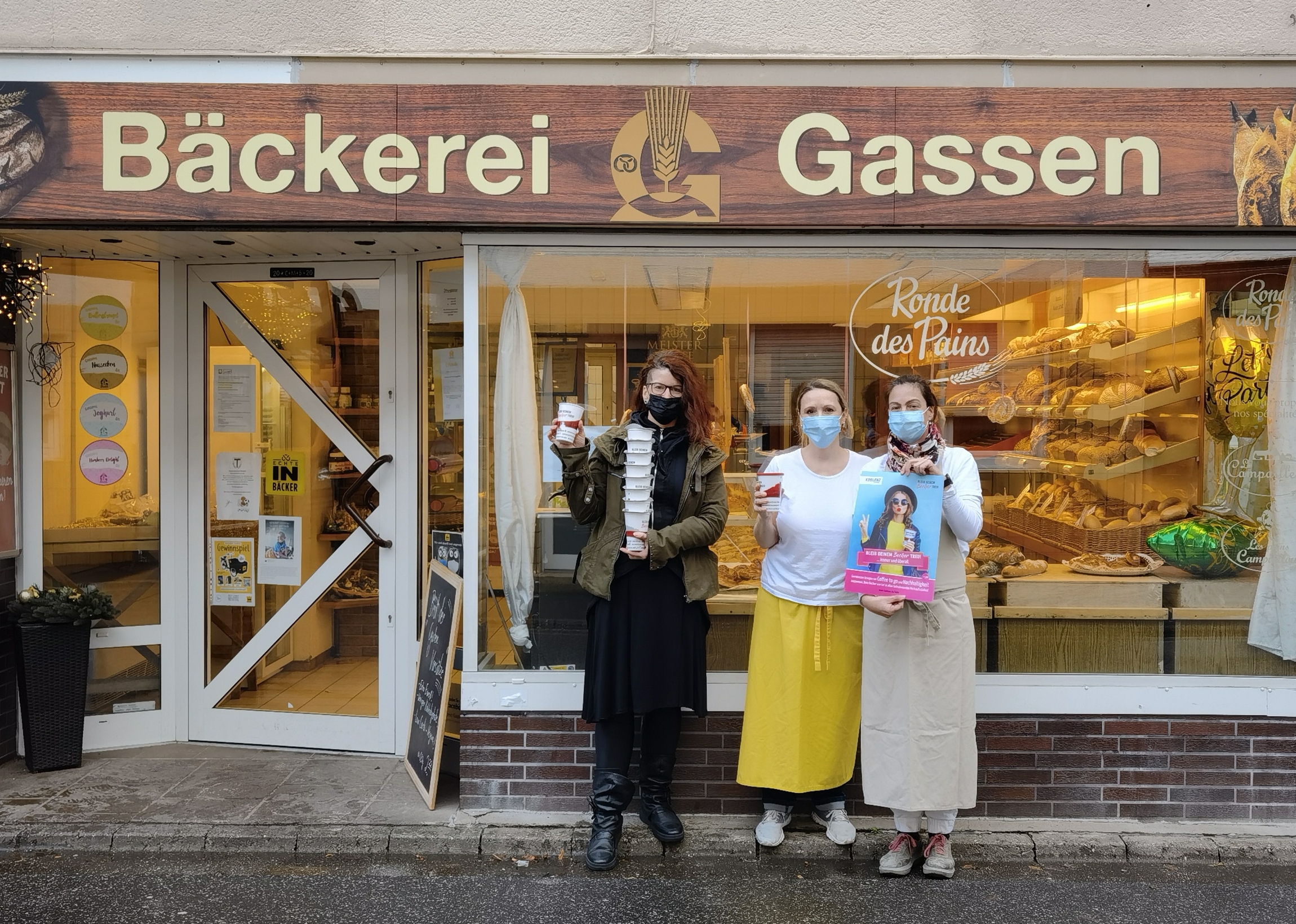 Neue Partnerin für den Koblenz-Mehrwegbecher: Die Bäckerei Gassen - v.l. Marie Schreiber (Kommunaler Servicebetrieb Koblenz), Angela Volk (Bäckerei Gassen), Yvonne Gassen (Geschäftsführung Bäckerei Gassen)
