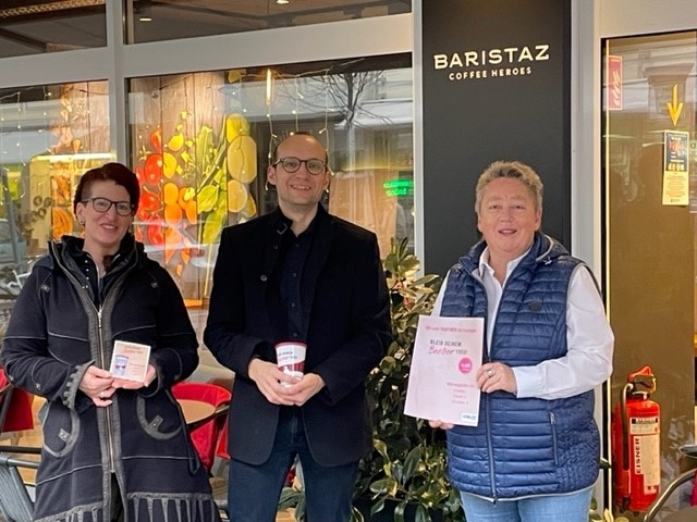 Die Baristaz sind dabei – v.l. Marie Schreiber (Kommunaler Servicebetrieb), Stephan Schunk (Baristaz), Bürgermeisterin Ulrike Mohrs Die Baristaz sind dabei – v.l. Marie Schreiber (Kommunaler Servicebetrieb), Stephan Schunk (Baristaz), Bürgermeisterin Ulrike Mohrs