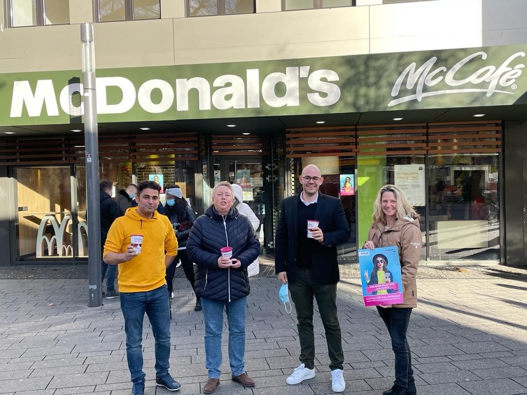 Über die Koblenz Becher-Partnerschaft mit McDonald´s freuen sich (v.l.) Herr Mohebzada, Restaurantleiter, Bürgermeisterin Ulrike Mohrs, Hubert Froitzheim, Geschäftsführer McDonald´s, Kerstin Funk, Kommunaler Servicebetrieb Über die Koblenz Becher-Partnerschaft mit McDonald´s freuen sich (v.l.) Herr Mohebzada, Restaurantleiter, Bürgermeisterin Ulrike Mohrs, Hubert Froitzheim, Geschäftsführer McDonald´s, Kerstin Funk, Kommunaler Servicebetrieb