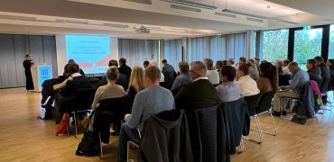 Einführung zum Maßnahmenworkshop vor einem Publikum mit städtischen Mitarbeitenden und externen Fachakteuren Einführung zum Maßnahmenworkshop vor einem Publikum mit städtischen Mitarbeitenden und externen Fachakteuren