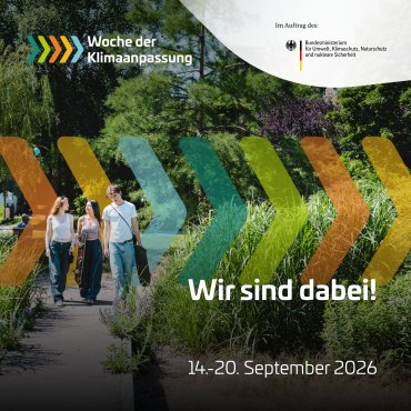 Eine kleine Gruppe junger Menschen läuft durch einen begrünten Park oder eine Wiese. Zusätzlich werden Informationen zur Woche der Klimaanpassung bereitgestellt, die vom 14.09. bis zum 20.09.2026 stattfindet. Eine kleine Gruppe junger Menschen läuft durch einen begrünten Park oder eine Wiese. Zusätzlich werden Informationen zur Woche der Klimaanpassung bereitgestellt, die vom 14.09. bis zum 20.09.2026 stattfindet.
