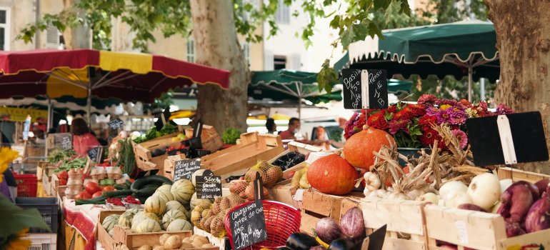 Markt Verschiedene Marktstände mit Produkten