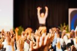 Konferenz Jubelnde Menschen auf einer Konferenz