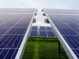Solarpanel Feld mit Solarpanelen